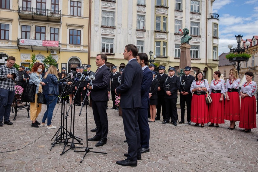 Witany w Tarnowie chlebem i solą Zbigniew Ziobro apelował o poparcie dla Andrzeja Dudy. Nie obeszło się bez interwencji policji [ZDJĘCIA]