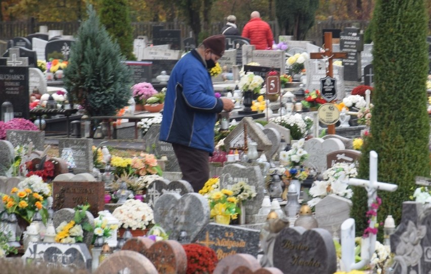 Pustki na kędzierzyńskich cmentarzach. Groby przystrojono jeszcze przed weekendem