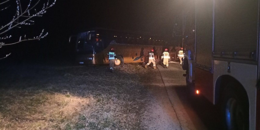 Autobus wypadł z drogi na ulicy Korczaka w Gorlicach. Trwa akcja służb ratowniczych 