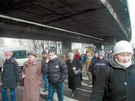 Z ekspertyzy wykonanej przez gliwickich inżynierów wynika, że zbudowana 25 lat temu budowla powoli zaczyna się sypać. Nikt się tym jednak nie przejmuje. Fot: MAGDALENA CHAŁUPKA