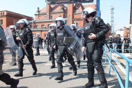 Opolska policja ćwiczyła przed EURO 2012 na Dworcu Głównym w Opolu [ZDJĘCIA]