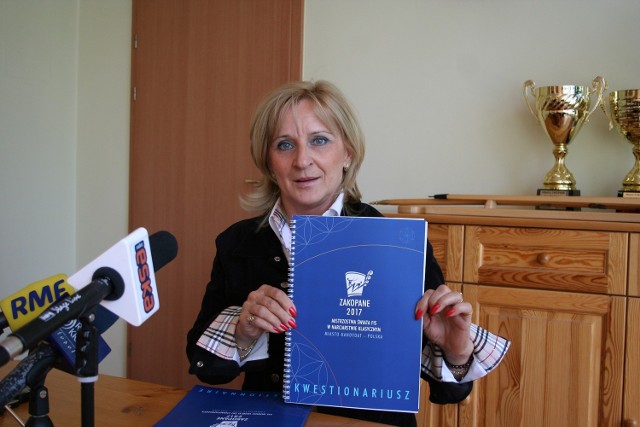 Zofia Kiełpińska prezentuje kwestionariusz Zakopanego