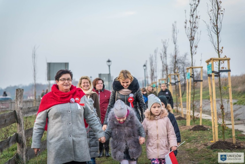 Uniejowianie sadzili dęby