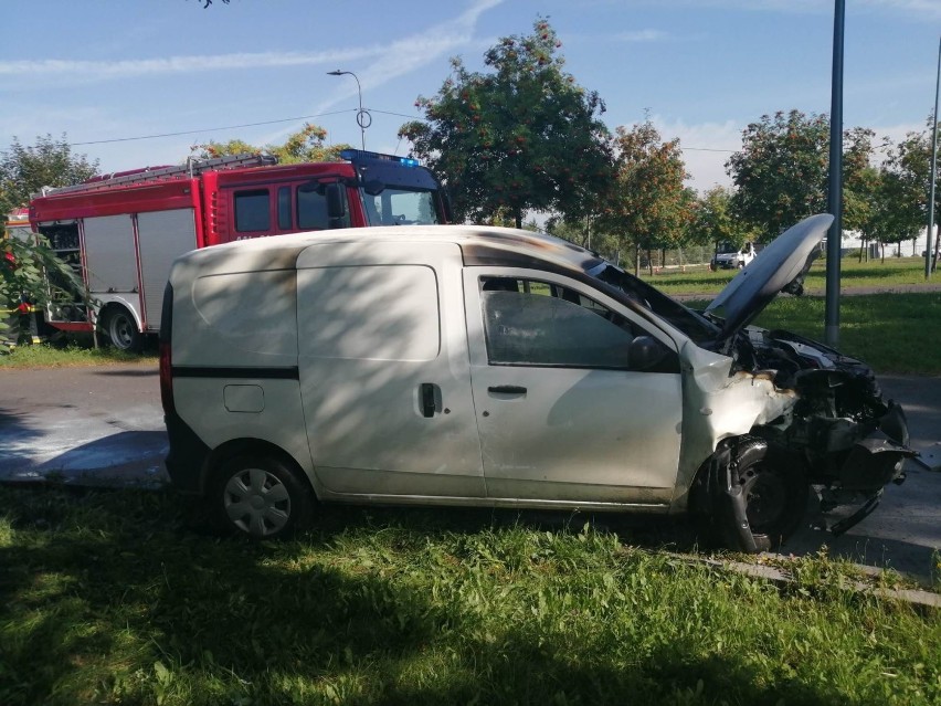 Wypadek w Dąbrowie Górniczej. Kobieta nie ustąpiła pierwszeństwa, dacia zaczęła płonąć