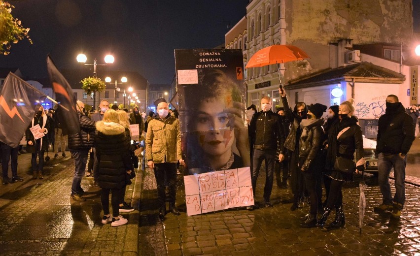 Inowrocław. Kolejny protest na ulicach Inowrocławia przeciwko wyrokowi Trybunału Konstytucyjnego w sprawie aborcji. Zdjęcia