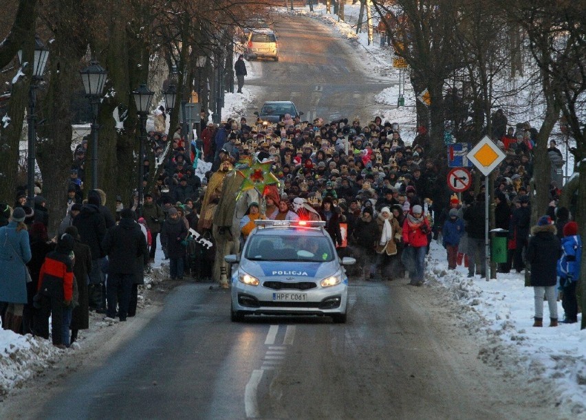 Orszaku Trzech Króli w Piotrkowie 2022 ulicami miasta nie...