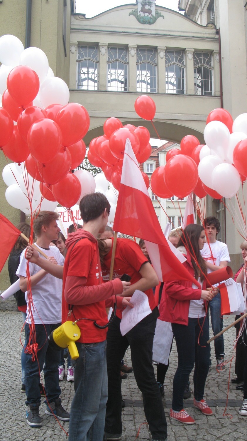 Jelenia Góra. Młodzież jeleniogórska świętowała Dzień Flagi (zdjęcia)