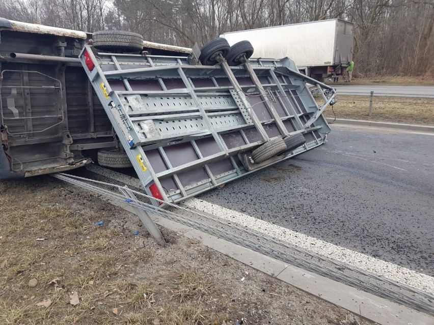 Samochód z lawetą wywrócił się na drogę i zatarasował całą...