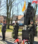 W Mieszkowie pod pomnikiem generała Stanisława Taczaka złożono wiązanki kwiatów [ZDJĘCIA]