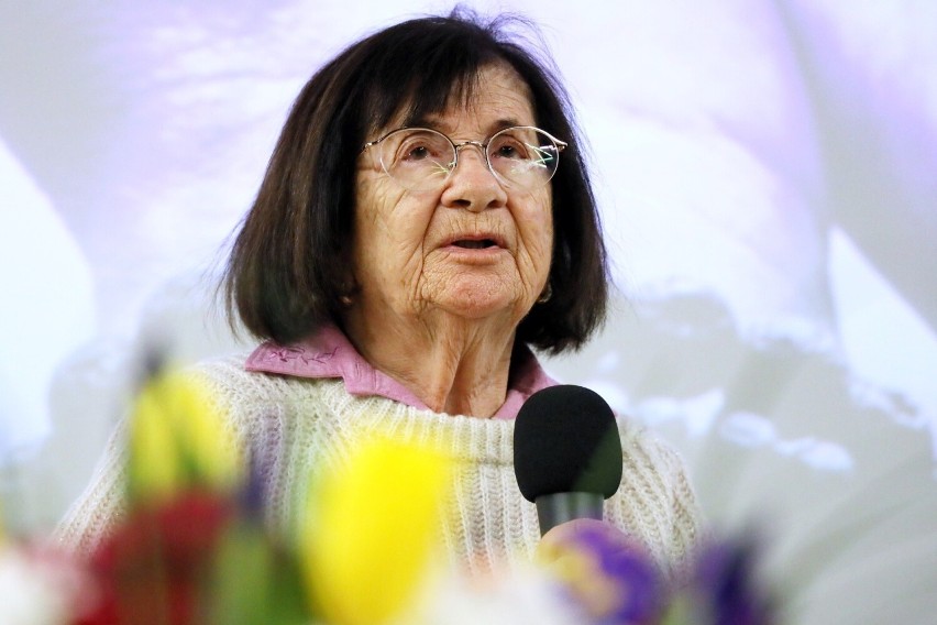 Cudem przetrwała holocaust. Dziś ma 94 lata i wróciła na Majdanek. "Usłyszałam: jej już nie ma. Teraz ja jestem twoją mamą"
