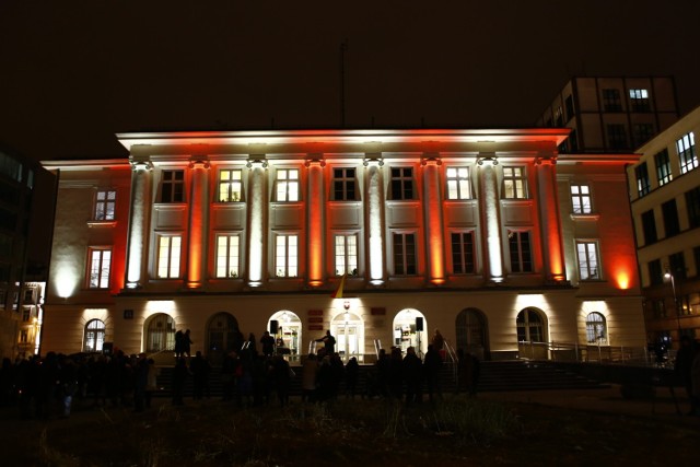 Urząd dzielnicy Śródmieście. Biało-czerwona iluminacja w samym centrum Warszawy [ZDJĘCIA]