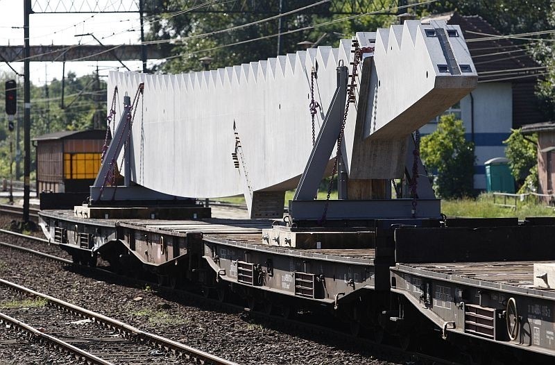 Wrocław: Nocny transport wielkich rygli na stadion (ZDJĘCIA)