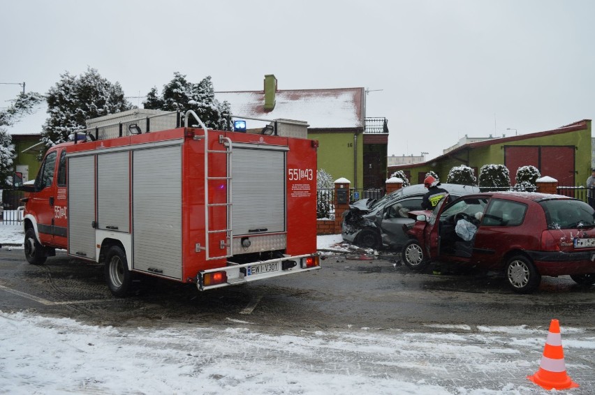 Wypadek na ul. POW w Wieluniu. 71-letni mężczyzna trafił do szpitala [ZDJĘCIA]