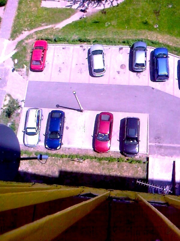 Widok z góry na parking na ulicy Ondraszka 19 w Katowicach.