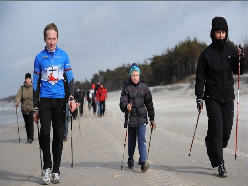 Łeba: I  Plażowe Mistrzostwa Nordic Walking. Zobacz zdjęcia i wyniki