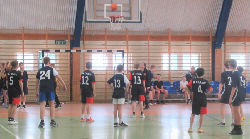 Młodzi koszykarze ze Szkoły Podstawowej nr 2 w Koluszkach najlepszą drużyną w Gminnej Spartakiadzie Sportowej