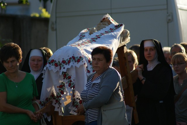 Procesja Matki Boskiej Zaśniętej w Warcie