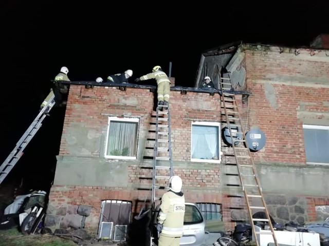 Wiatr uszkodził papę znajdującą się na przybudówce domu wielorodzinnego w Straszewie