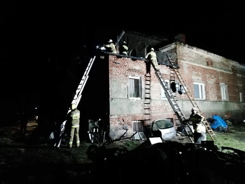 Wiatr uszkodził papę znajdującą się na przybudówce domu...