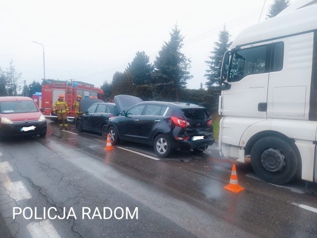 Na ulicy Wolanowskiej w Radomiu zderzyły się ciężarówka i dwa samochody osobowe.