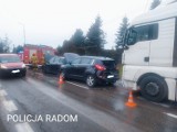 Wypadek na ulicy Wolanowskiej w Radomiu. Po zderzeniu osobówek i ciężarówki dwie osoby, w tym dziecko w szpitalu