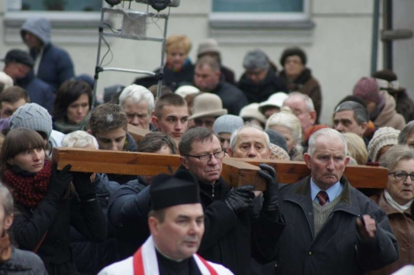 Tłumy wiernych przeszły w niedzielę ulicami Kalisza niosąc...