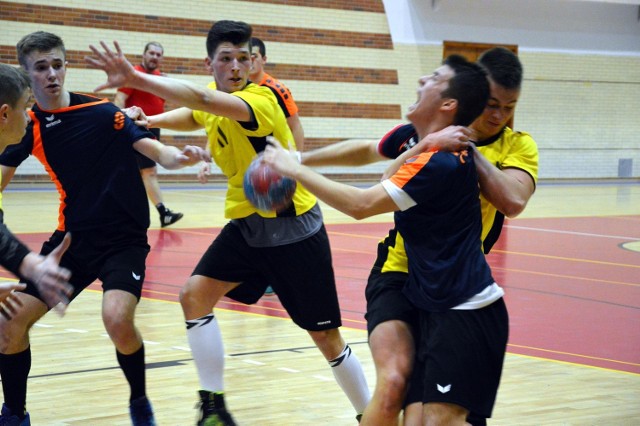 W pierwszym meczu 1/8 finału mistrzostw Polski juniorów starszych w piłce ręcznej, rozgrywanych w Chrzanowie, miejscowy PMOS (ciemne stroje) przegrał z V LO Rzeszów 29:30.