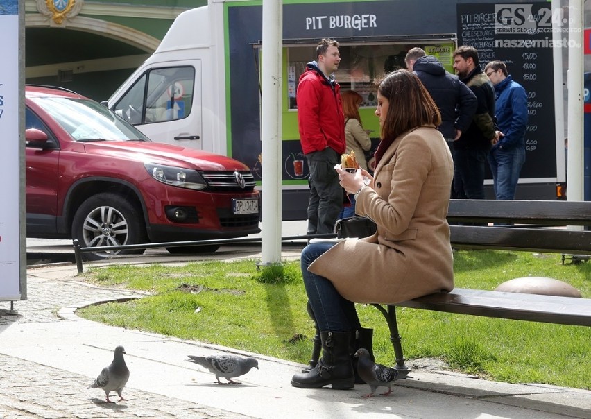 Komu przeszkadzają food trucki przy Jasnych Błoniach w Szczecinie? 