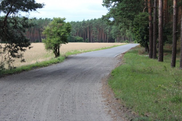 Asfalt nie będzie się już urywać w połowie dojazdu do wsi. Będzie wyczekiwany remont, ale nieco później niż zakładano