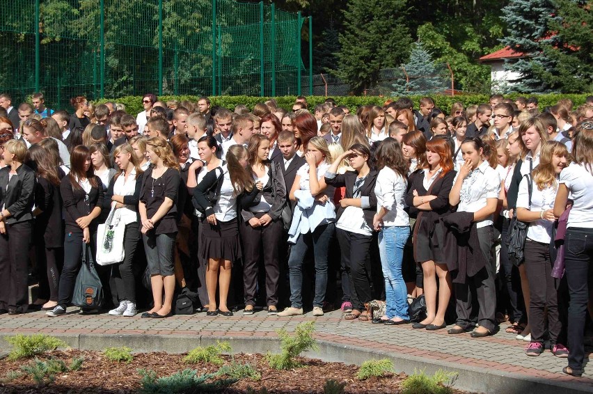 Człuchów. Wojewódzkiej inauguracji roku szkolnego towarzyszył protest Ruchu Poparcia Palikota