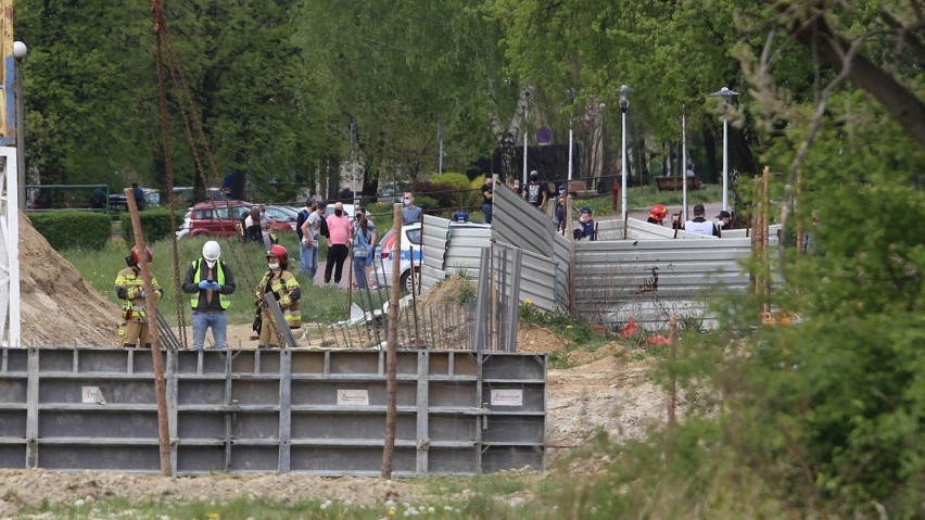 Dźwig na budowie w Tychach niebezpiecznie się przechylił