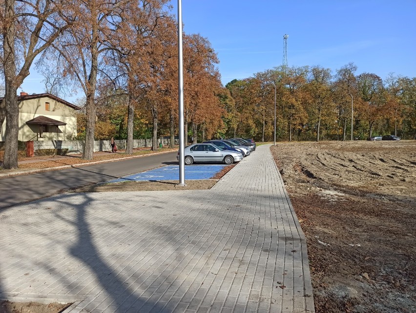 Powstała droga wzdłuż alei spacerowej od ronda Unii Europejskiej do dworca PKP w Rawiczu. Zobacz, jak wygląda [ZDJĘCIA]