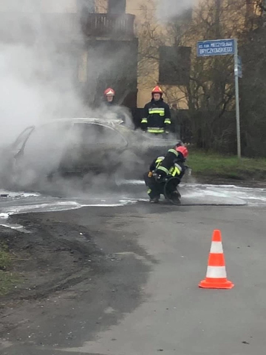 Pożar samochodu w Wielgowie. Spłonął mercedes 