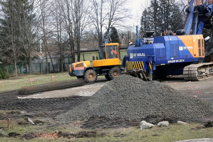 Budowa Domu Opieki nad Matką i Dzieckiem w Legnicy, zostanie osadzonych 130 pali