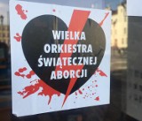 Strajk kobiet Śrem. Przeciwnicy Strajku Kobiet pozaklejali śremskie witryny sklepowe 