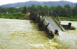 Most do przysiółka Pyrgiesów, podobnie jak w 1997 roku, nie wytrzymał naporu Koszarawy.	ZDJĘCIE: MARIANNA LACH