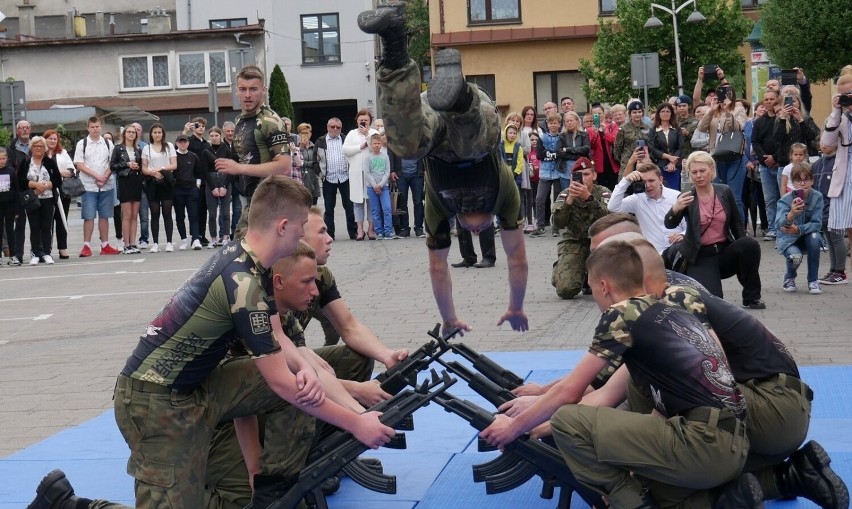 Na placu Mickiewicza w Andrychowie uczniowie klas wojskowych...