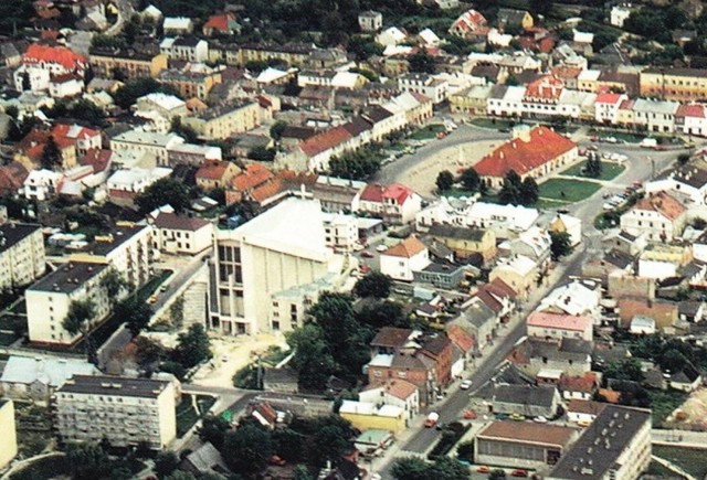 Jak wyglądał Staszów 30 lat temu? Jak zmienił się na przestrzeni trzech dekad? Jak wtedy żyli staszowianie? Zobaczcie archiwalne zdjęcia.

ZOBACZ WIĘCEJ NA KOLEJNYCH SLAJDACH>>>

Na zdjęciu: Centrum Staszowa z lotu ptaka