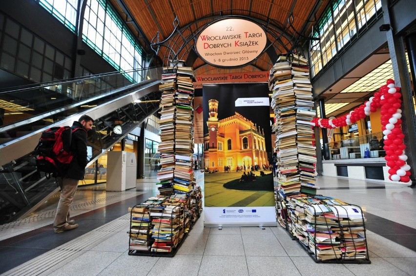 Brama z książek na Dworcu Głównym we Wrocławiu