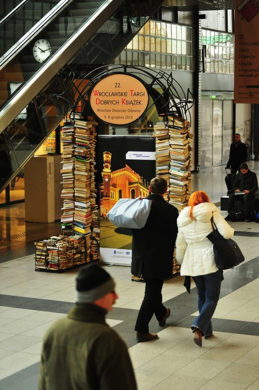 WPDK 2013. Wielka brama z książek stanęła na Dworcu Głównym we Wrocławiu [foto]