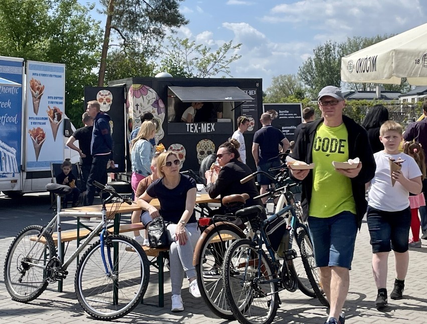 Atmosfera pikniku na zlocie food trucków w Krośnie. Mieszkańców skusiły oryginalne smaki [ZDJĘCIA]