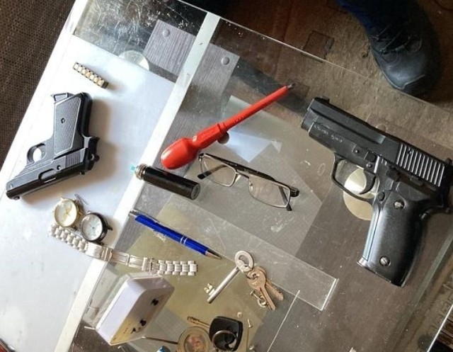 Podczas interwencji w mieszkaniu 72-latka policjanci zabezpieczyli dwa pistolety: gazowy i hukowy