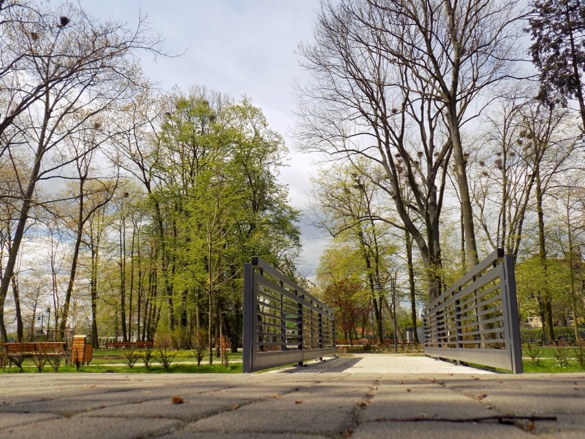 Park Świętojański w Radomsku wiosną - część odnowiona w...