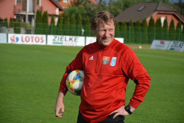 Ireneusz Stencel, trener i piłkarz z prawie 30-letnim stażem w profesjonalnych rozgrywkach, prowadzi teraz Radunię Stężycę do kolejnych zwycięstw.
