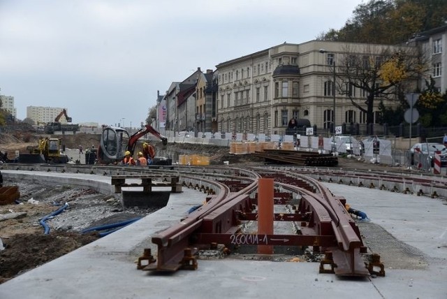 Jak poinformował Urząd Miasta Bydgoszcz, rozpoczęły się pierwsze prace przy podbudowach wokół ronda Kujawskiego. Na centralnej wyspie montowany będzie szereg rozjazdów. Bardzo dużo prac wykonywanych jest również przy uzbrojeniu podziemnym. Kujawska to aktualnie największy plac budowy w mieście. 

Zgodnie z projektem wymieniana została cała podziemna infrastruktura. To niezbędny zakres prac ponieważ zmienia się poziom posadowienia zarówno ronda Kujawskiego jak i Bernardyńskiego.

Czytaj dalej >>