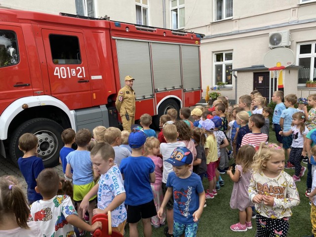 O swojej pracy i zagrożeniach przedszkolakom Sióstr Służebniczek opowiadali strażacy z PSP w Aleksandrowie Kujawskim