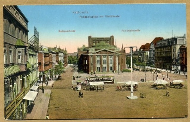 Widok na Rynek w Katowicach od strony dzisiejszej ulicy Mickiewicza i Skarbka. Widać, że północna pierzeja rynku (po lewej) jest zabudowana kamienicami.