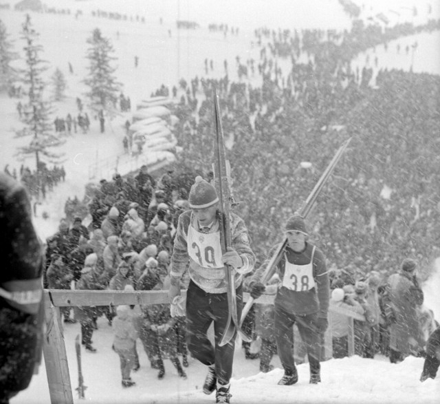 Tak wyglądały zawody FIS w 1962 roku w Zakopanem. Pod Giewont na siedem dni zjechało wówczas tysiące kibiców. Na zdjęciach zawody na Wielkiej Krokwi