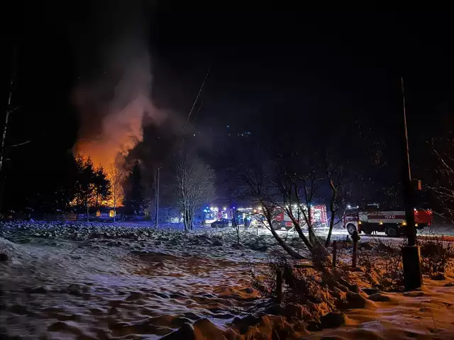 Ogień pojawił się około godz. 17 w dwukondygnacyjnym budynku mieszkalnym z częścią garażową w miejscowości Dobromyśl w powiecie kamiennogórskim.