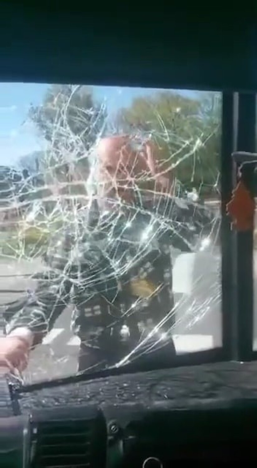 29-letni mężczyzna podbiegł do autobusu i zaczął uderzać...